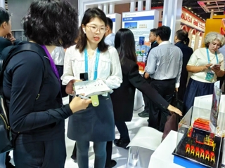 乌苏企业“组团”亮相辽洽会 采棉机很吸睛